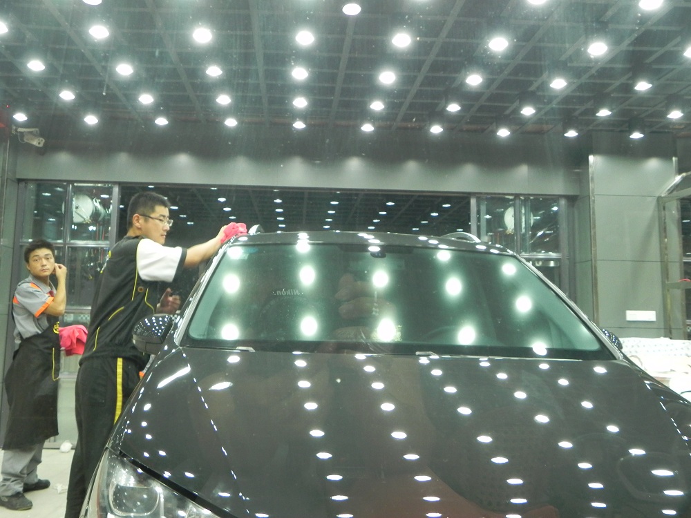 河南鄭州中牟豪爵養(yǎng)車(chē)堂-協(xié)助做玻璃纖維鍍膜.JPG
